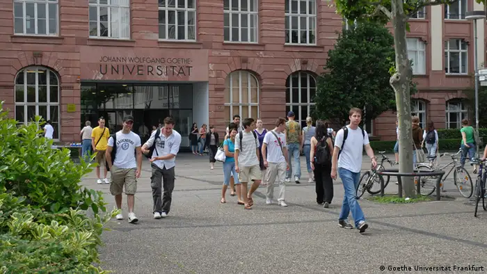 Studenten vor der Goethe-Universität Frankfurt (Foto: Goethe Universität Frankfurt)