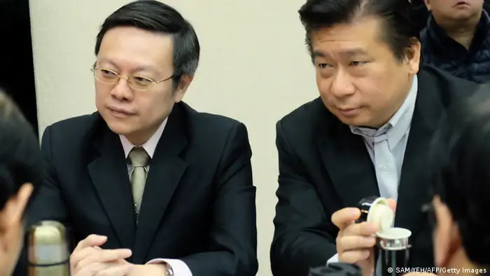台湾陆委会副主委张显耀(右）与主委王郁琦（左）