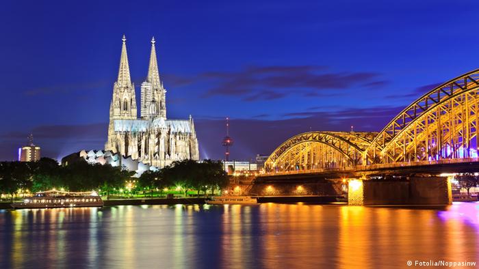 Kölner bei Nacht Dom Skyline Hohenzollern Brücke Rhein Deitschland Köln