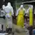 Madaktari wakijiandaa kubeba maiti ya mgonjwa aliyekufa kwa Ebola Liberia