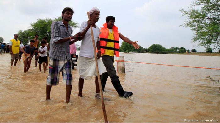 Bildergalerie Überschwemmungen in Indien und Nepal (picture-alliance/dpa)