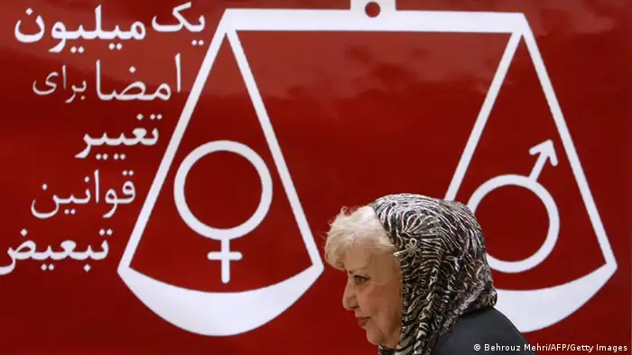 Iran Simin Behbahani vor Gleichberechtigungs- Zeichen