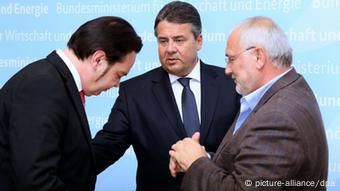 Bundeswirtschaftsminister Sigmar Gabriel (M, SPD) spricht am 19.08.2014 im Wirtschaftsministerium in Berlin nach einer Pressekonferenz mit Jürgen Bühl (l), Gewerkschaftsvertreter bei der Gewerkschaft IG Metall, und Ernst-August Kiel, Betriebsratsvorsitzender der ThyssenKrupp Marine Systems GmbH. Foto: Stephanie Pilick/dpa