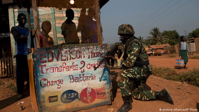Soldat der AU-Friedenstruppe in Bangui - Foto: Rebecca Blackwell (AP)