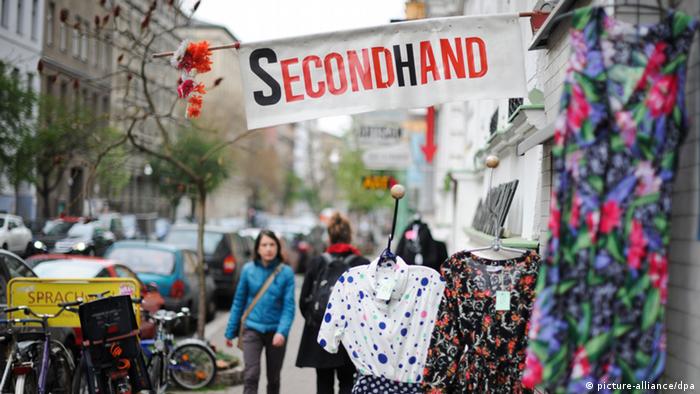 Straßenszene in Berlin: Kleidung hängt vor einem Second-Hand-Geschäft 