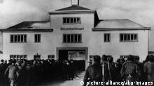 Konzentrationslager Sachsenhausen Oranienburg (Brandenburg), Konzentrationslager Sachsenhausen (1936-1945; seit 1961 Mahn- und Gedenkstaette). - Von der Arbeit einrueckende Haeftlings- kolonnen. - Foto.