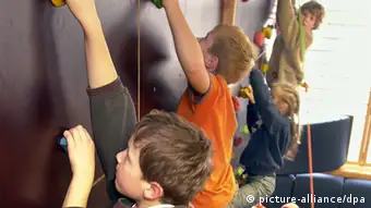 Kinder an einer Boulderwand