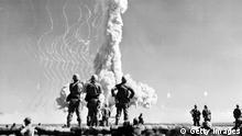 US marines watch the mushroom cloud from an atomic explosion rise above the Yucca flats, Nevada during a US nuclear weapons test. (Photo by Keystone/Getty Images) 08.05.1945 Bildergalerie Gesundheitsgefahr durch Radioaktivität