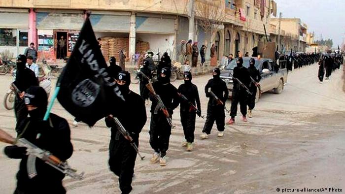 Vermummte Kämpfer des IS mit schwarzen Flaggen (Foto: AP)