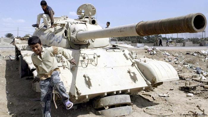 Irak Kinder in Basra spielen auf Panzer