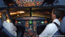 Piloten im Cockpit eines Airbus 321 nach der Landung in der Nacht | pilots in cockpit of Airbus 321 after landing at night