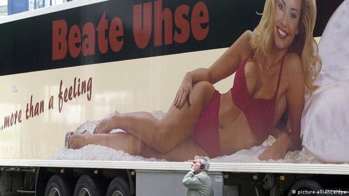 Side panel of a truck with a woman in a bikini and the name Beate Uhse (Foto: picture-alliance/dpa).