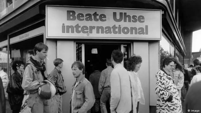 Schwarz-weiß Foto vom Eingang eines Beate Uhse-Shops, davor stehen einige Menschen (Foto: imago).