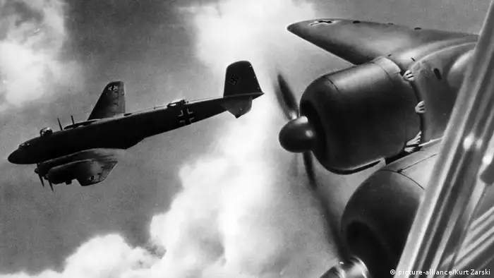 Zwei Flugzeuge des Typs Condor im 2. Weltkrieg über Deutschland (picture-alliance/Kurt Zarski)