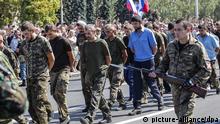 epa04365927 The military personnel of the self-proclaimed Donetsk People's Republic escort Ukrainian army prisoners of war in downtown of Donetsk, Ukraine, 24 August 2014. Ukraine marked its independence day with a big military parade in the capital on 24 August 2014, as the bloody pro-Russian separatist rebellion continued in the east of the country. EPA/SERGEI ILNITSKY +++(c) dpa - Bildfunk+++