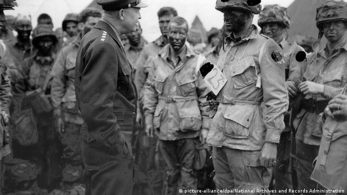 شلوار چتربازان نیروی هوایی ارتش‌های آمریکا و انگلیس در سال‌های دهه ۱۹۳۰ میلادی به جیب بغل پا مجهز شدند. دلیل نصب این جیب حمل خشاب اسلحه و وسایل مورد نیاز دیگر چتربازان بود.