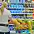 Eine Frau ist mit der großen Auswahl in einem Supermarkt beim Einkauf überfordert (Foto: Fotoila).