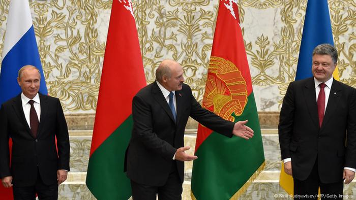 Lukashenko between Putin and Poroshenko