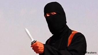 Der maskierte IS- Mörder des amerikanischen Journalisten von James Foley hält ein Messer in der Hand (Foto: Reuters)