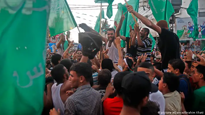 Menschen in Gaza feiern die unbefristete Waffenruhe, auf die sich Israel und die militanten Palästinenser erstmals einigen konnten. 