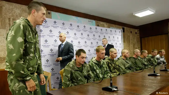 Captured Russian soldiers in Ukraine (Photo: REUTERS/Valentyn Ogirenko)