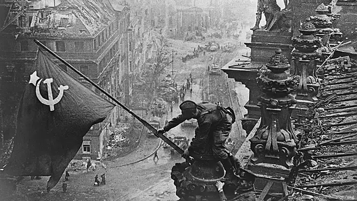 Deutschland Sowjetunion Zweiter Weltkrieg die Rote Armee in Berlin Flagge auf Reichstag