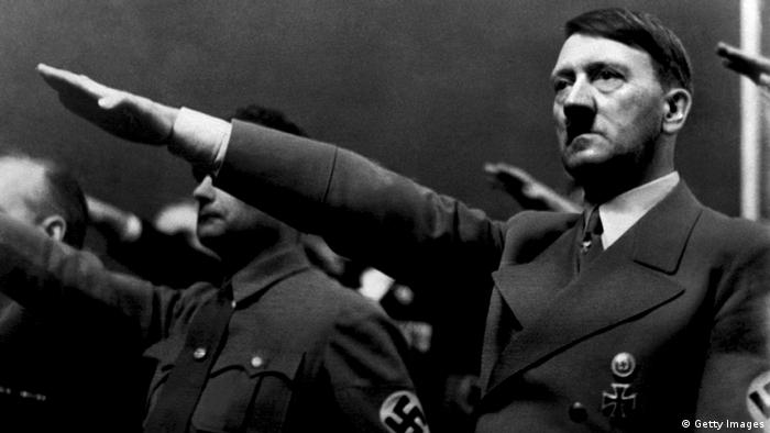 Adolf Hitler macht den Hitlergruß 1939 (Foto: Getty Images)