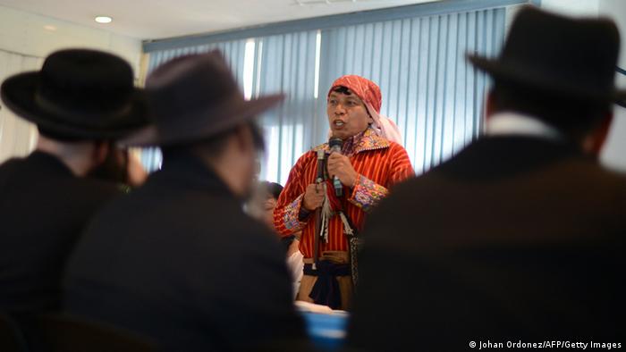 Ein traditionell gekleideter Indio, orthodoxe Juden im Vordergrund (Foto: AFP)
