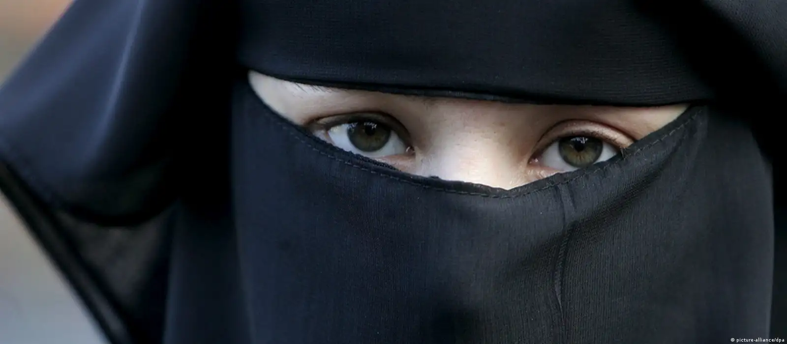 Muslim burka full body veil hi-res stock photography and images