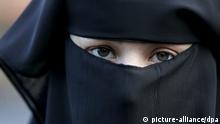ARCHIV - Eine Demonstrantin trägt bei einer Demonstration gegen das Verbot einer vollverschleierung in Den Haag eine Burka (Archivfoto von 30.11.2006). Die junge Französin saß mit muslimischem Schleier hinterm Steuer. Weil der aber nur einen schmalen Sehschlitz hatte, stoppte sie die Polizei in Nantes und verpasste ihr ein Bußgeld. Nach dem lautstarken Protest der Muslimin droht nun ihrem Ehemann die Ausweisung. EPA/EVERT-JAN DANIELS +++(c) dpa - Bildfunk+++