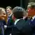 EU-Ratspräsident Tusk (l.) und der britische Premier Cameron (r.) begrüßen sich bei einem EU-Gipfel im August (Foto: Reuters)