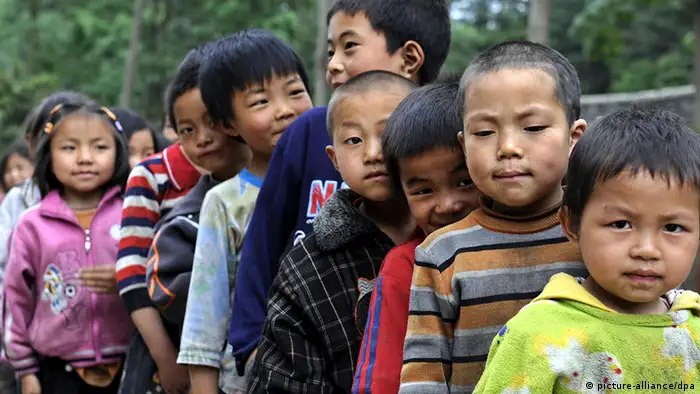 China Schulkinder Kinder Grundschulalter Wanderarbeiter Symbolbild