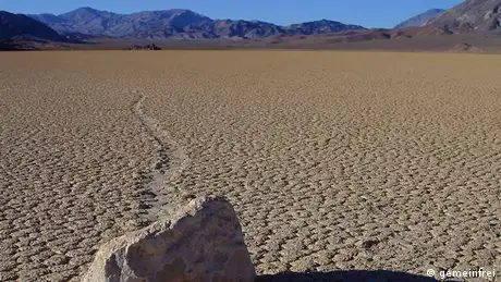 Stein auf dem Racetrack im Death-Valley-Nationalpark