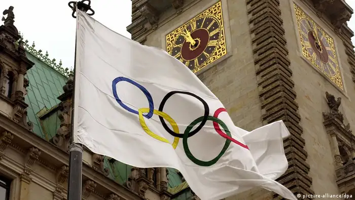 Olympia Bewerbung Hamburg olympische Ringe Flagge Hamburger Rathaus