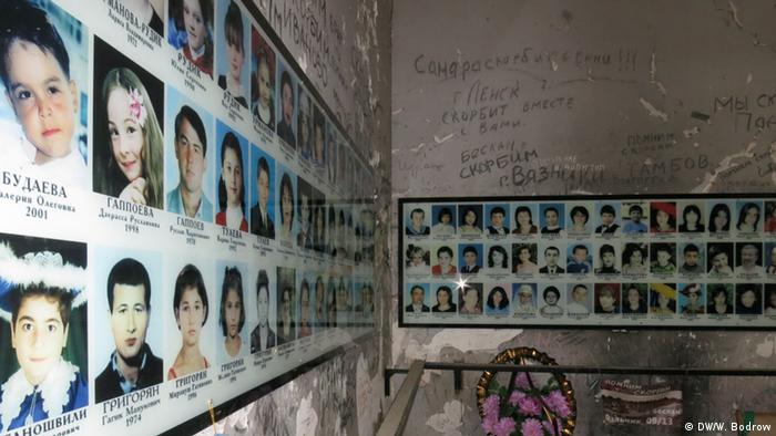 Fotos der Opfer in der Schule von Beslan - 334 Menschen starben bei Geiselnahme und der Erstürmung im September 2004 (Foto: DW/Bodrow)