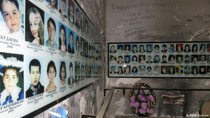 Фотографии школьников, погибших во время теракта в сентябре 2004 года