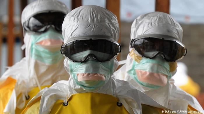 Health care workers, wearing protective suits (photo: DOMINIQUE FAGET/AFP/Getty Images)