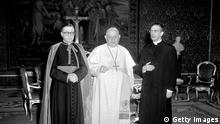 Bildunterschrift:VATICAN CITY - MARCH 5: (ITALY OUT) (L-R) the Blessed Josemaria Escriva, Pope John XXIII and Msgr. Alvaro del Portillo stand together March 5, 1960 in Vatican City, Italy. Balaguer founded a Catholic group known as 'Opus Dei' (meaning Work of God) October 2, 1928 in Madrid, Spain. Opus Dei has a membership of approximately 83,000 worldwide, mostly laymen. The mortal remains of the Josemaria Escriva de Balaguer will be transferred from the prelatic Church of Our Lady of Peace in Rome, Italy to the Roman Basilica of St. Eugene for veneration by the faithful before the canonization ceremony October 6, 2002 in St. Peter's Square by Pope John Paul II. (Photo by Opus Dei Rome/Getty Images)