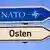 Wegweiser "Nato" und "Osten" (Symbolbild) (Foto: dpa/picture alliance/chromorange)