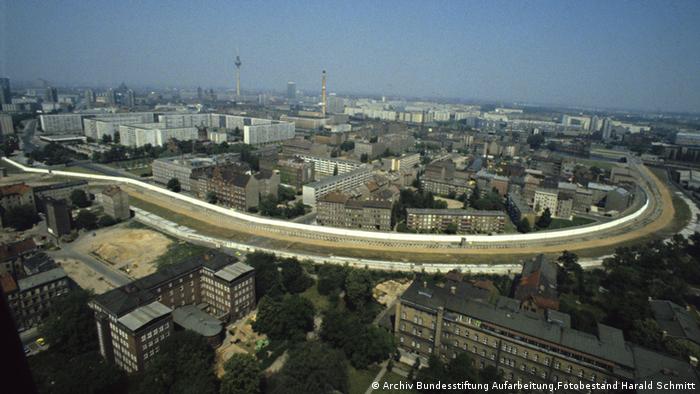 The border that divided in Berlin as seen from a helicopter in 1981 Photo Archive: Harald Schmitt