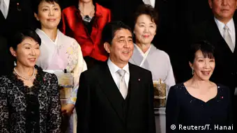 Japan - Premierminister Shinzo Abe mit weiblichen Ministerinnen