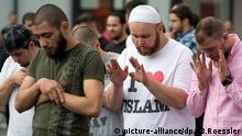 ARCHIV - Anhänger des radikal-islamischen Predigers Pierre Vogel nehmen am 07.09.2013 an einer Demonstration in der Innenstadt von Frankfurt am Main (Hessen) teil. Foto: Boris Roessler/dpa (zu dpa «Verfassungsschutz warnt vor Radikalisierung von Islamisten» vom 27.12.2013) +++(c) dpa - Bildfunk+++