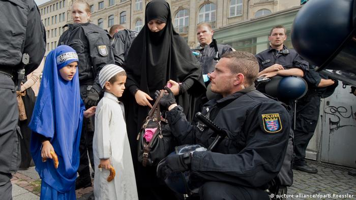 Djeca čiji su roditelji pripadnici radikalnog islamskog propovjednika Pierra Vogela na prosvjedima u Frankfurtu ove godine