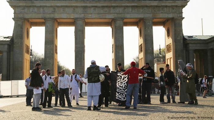 Salafisten demonstrieren in Berlin am Brandenburger Tor - Foto. dpa