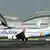 Eine Maschine der Billig-Fluglinie Flydubai auf dem Flughafen von Dubai (Foto: dpa)