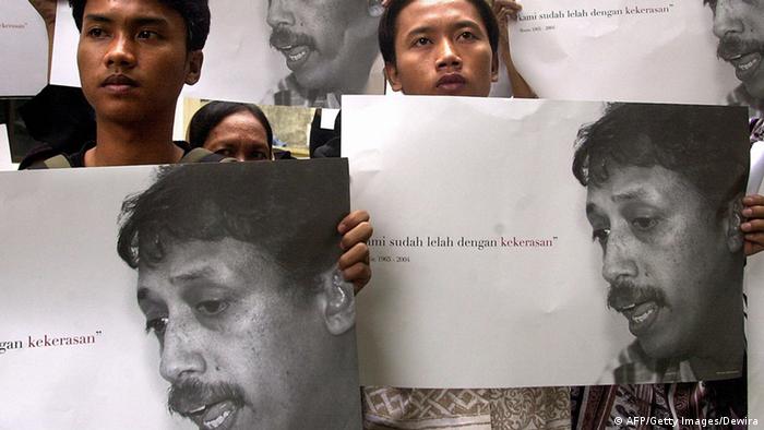 Munir Said Thalib indonesischer Menschenrechtsaktivist (AFP/Getty Images/Dewira)