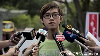 Studentenführer Tommy Cheung spricht in Hongkong zur Presse