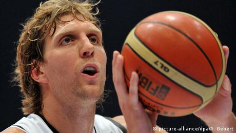Dirk Nowitzki hat einen Ball in der Hand 
