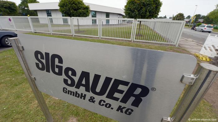 Sig Sauer Firmenschild (picture-alliance/dpa)