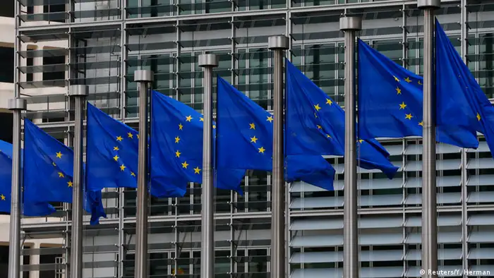 Europaflaggen vor dem Hauptquartier der Europäischen Kommission in Brüssel